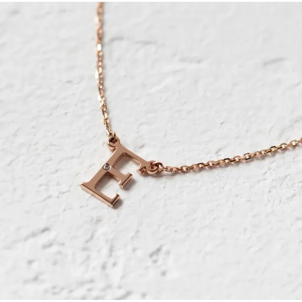 Zlatý náhrdelník s písmenkem a diamantem VERTE Image