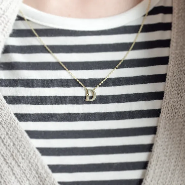 Zlatý náhrdelník s písmenkem a diamantem VERTE Image