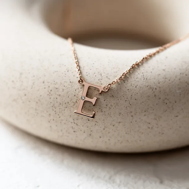 Zlatý náhrdelník s písmenkem a diamantem VERTE Image