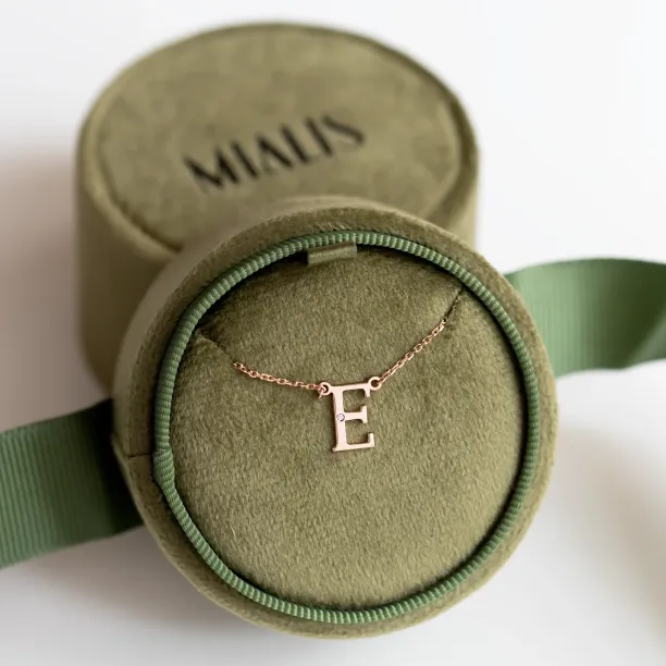 Zlatý náhrdelník s písmenkem a diamantem VERTE Image