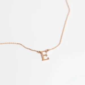 Zlatý náhrdelník s písmenkem a diamantem VERTE