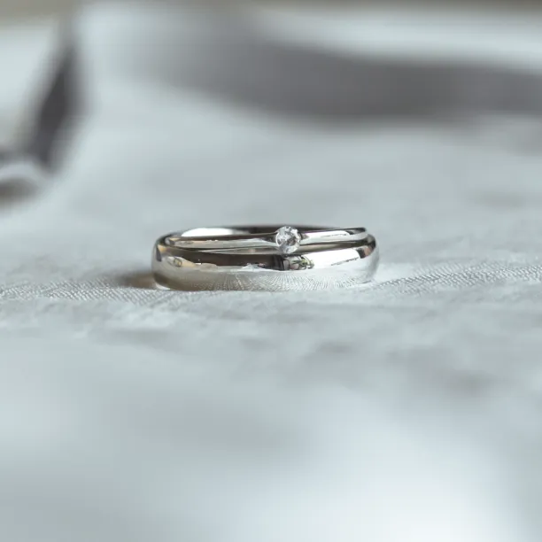 Jednoduché zlaté snubní prsteny s diamantem TAUPE Image