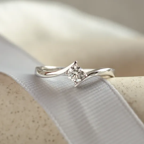 Luxusní zlatý zásnubní prsten s diamantem GRESE Image