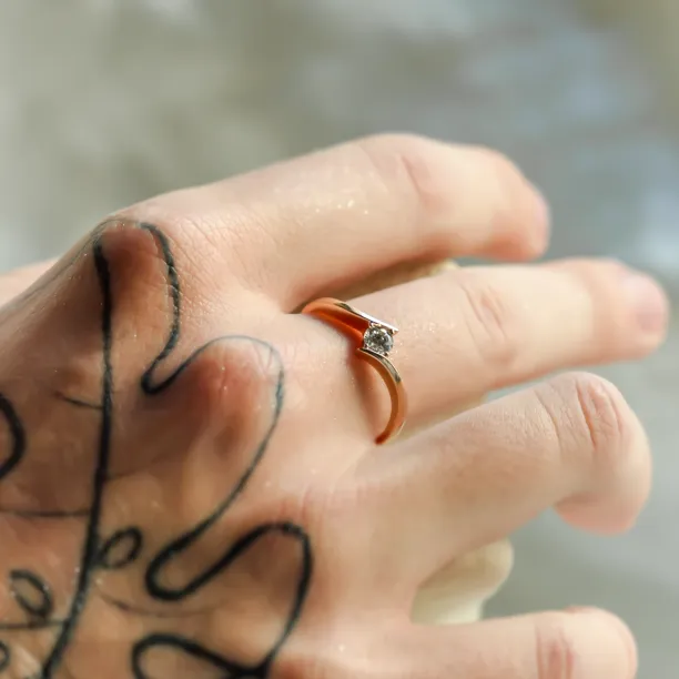 Luxusní zlatý zásnubní prsten s diamantem GRESE Image