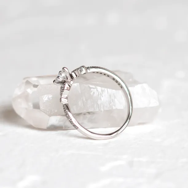 Zásnubní zlatý prsten s diamanty KREKE Image