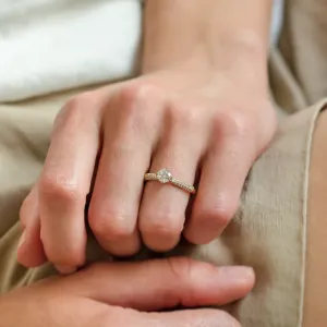 Klasický zlatý zásnubní prsten s diamantem LIVKE Thumbnail