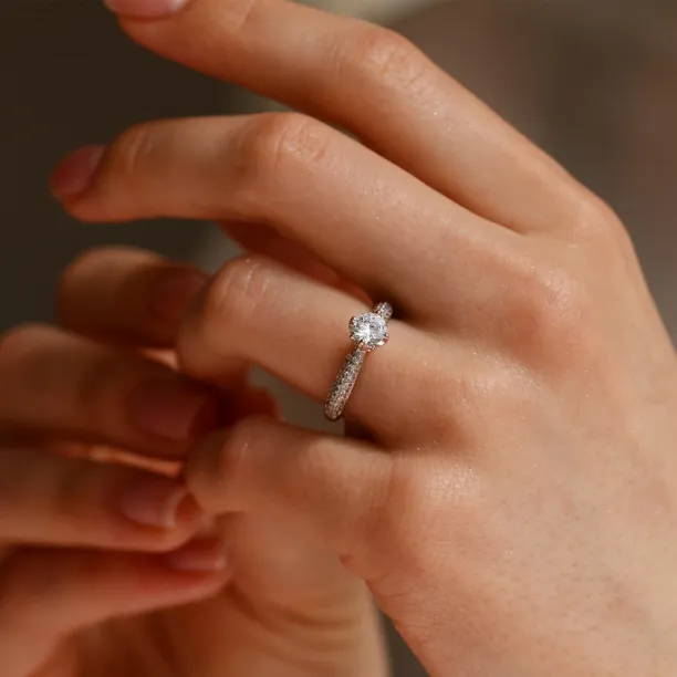 Klasický zlatý zásnubní prsten s diamantem LIVKE Image