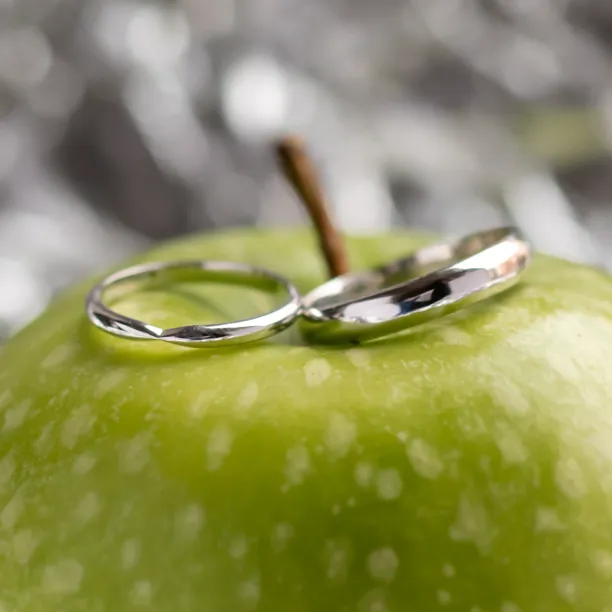 Zlaté snubní prsteny se zúžením LALI Image