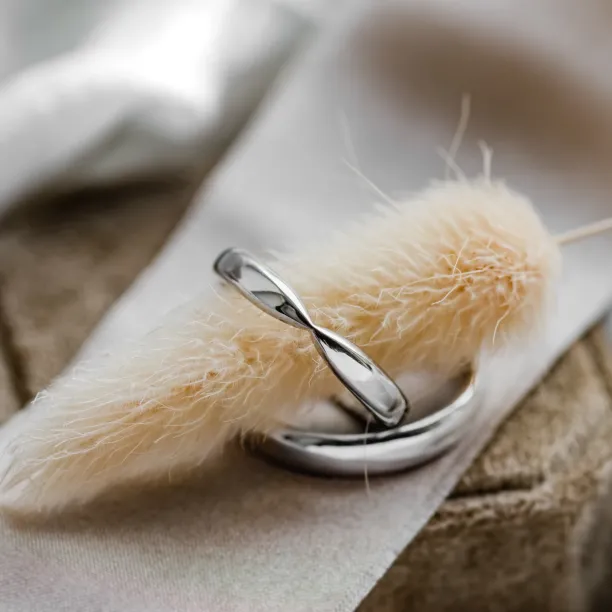 Zlaté snubní prsteny se zúžením LALI Image