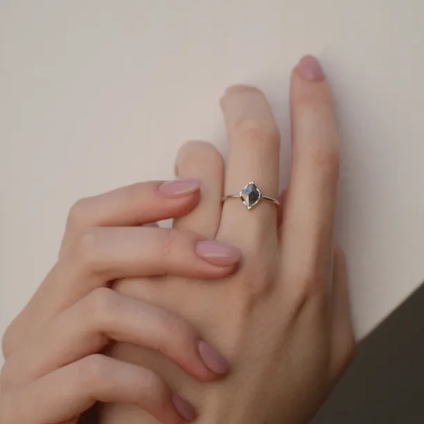 ERICA gold diamond ring in an authentic cut Image