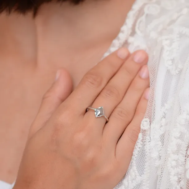 ERICA gold diamond ring in an authentic cut Image