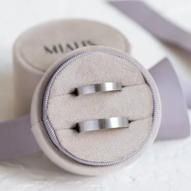 Ploché matné snubní prsteny z bílého zlata ZIA Image