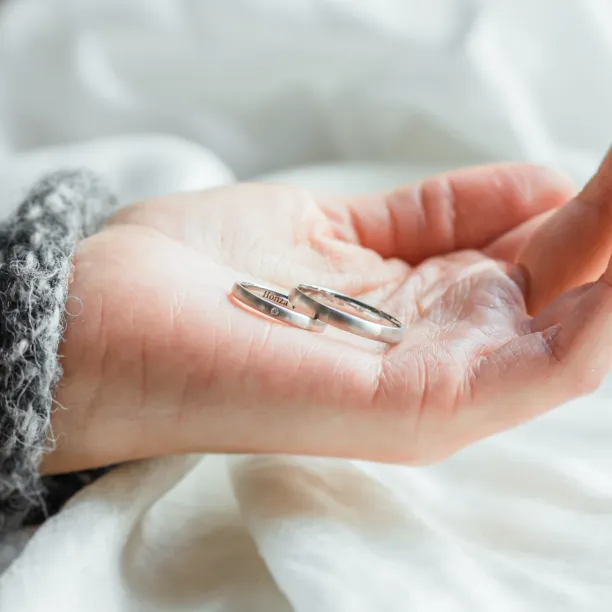 Matné komfortní snubní prsteny s diamantem ze žlutého zlata ODETTE Image