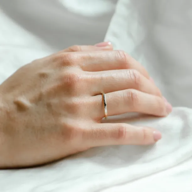 Minimalistické snubní prsteny s tepaným povrchem GOLED Image