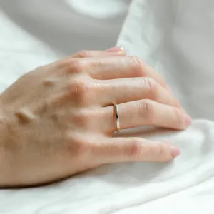 Minimalistické snubní prsteny s tepaným povrchem GOLED