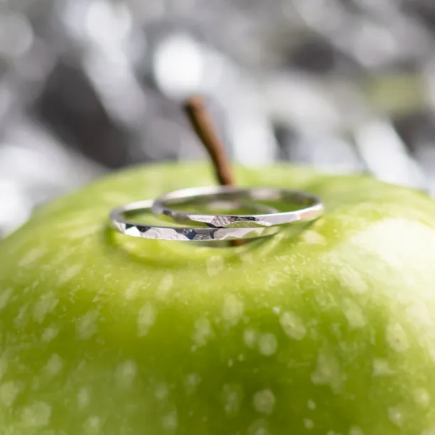 Minimalistické snubní prsteny s tepaným povrchem GOLED Image