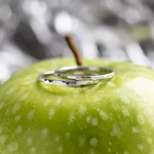 Minimalistické snubní prsteny s tepaným povrchem GOLED Thumbnail