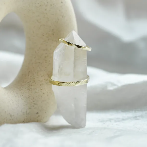 Minimalistické snubní prsteny s tepaným povrchem GOLED Image