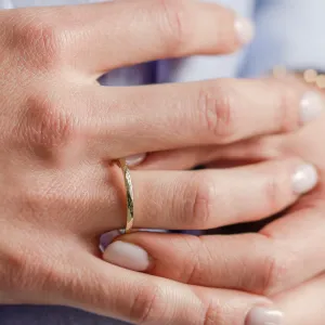 Zlaté snubní prsteny s tepaným povrchem BOMM Thumbnail