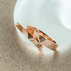 Zlaté snubní prsteny s tepaným povrchem BOMM Thumbnail