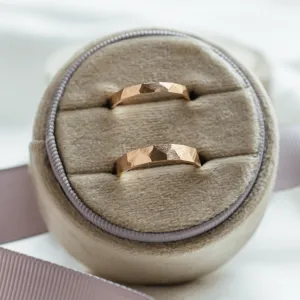 Zlaté snubní prsteny s tepaným povrchem BOMM Thumbnail