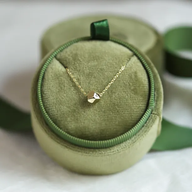 Zlatý náramek s atypickou kostkou a diamantem GIMLE Image