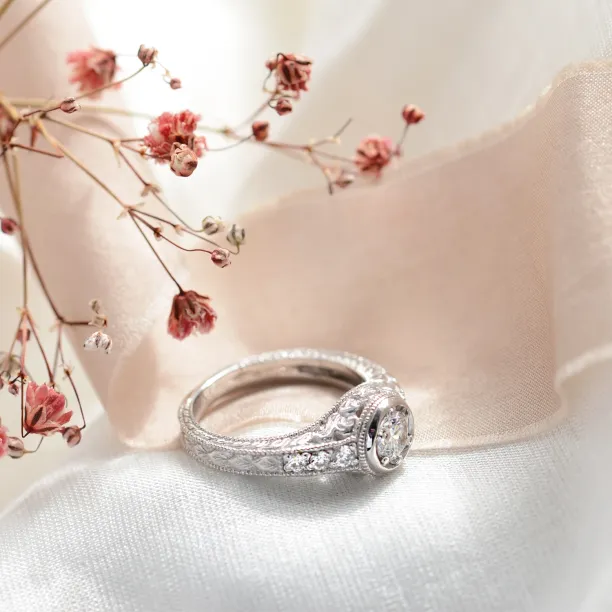 Zlatý zásnubní vintage prsten s diamanty 0.68ct OSLO Image