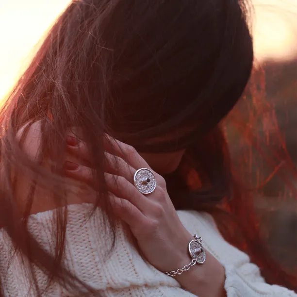 Prsten ve stylu mayského kalendáře s českým granátem nebo zirkonem OTRA Image