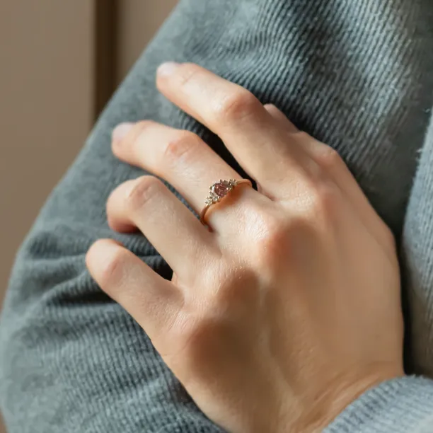 Zásnubní prsten s růžovým lab grown diamantem a přírodními diamanty EDDY Image