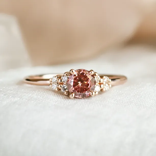 Zásnubní prsten s růžovým lab grown diamantem a přírodními diamanty EDDY Image