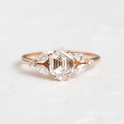 Vintage šperky: nadčasová krása s dotekem nostalgie