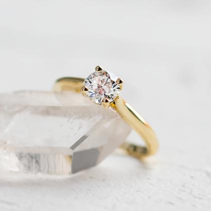 Kolik by měl stát zásnubní prsten?