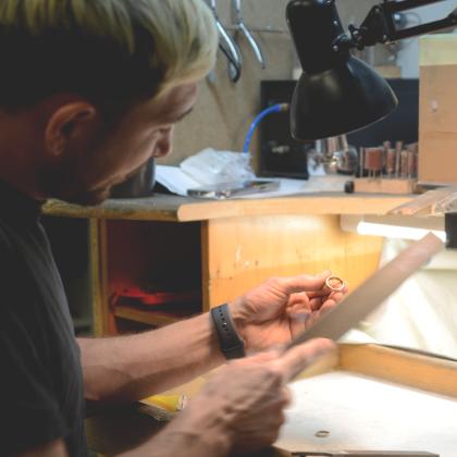 Jak probíhá výroba šperků na zakázku a proč ji svěřit šperkařskému studiu Mialis?