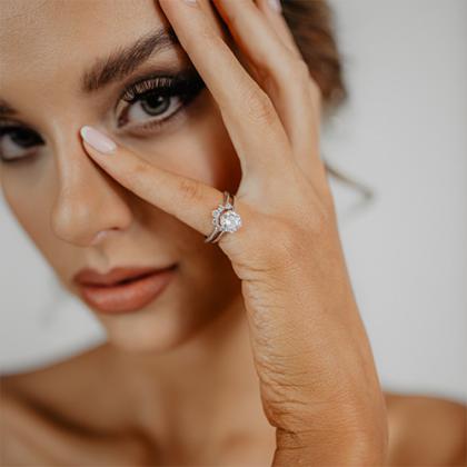 Zlato vs. platina: Vše, co byste měli vědět před výběrem snubních a zásnubních prstenů