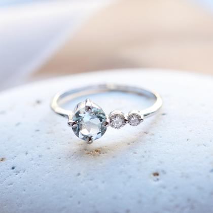 Akvamarín: Bledě modrý drahokam, který vás oslní