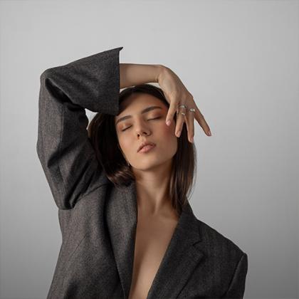 11 trendů ze světa šperků pro rok 2025: Etický luxus, výrazné barvy i geometrické tvary!