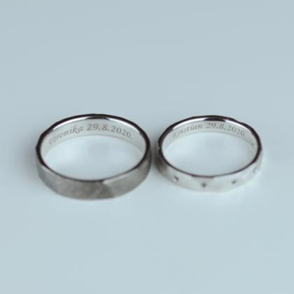 Co si nechat vyrýt na snubní prsteny? Nabízí se datum nebo soukromá přezdívka..