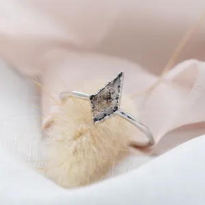 Alternative engagement ring salt'n'pepper diamond BLISS