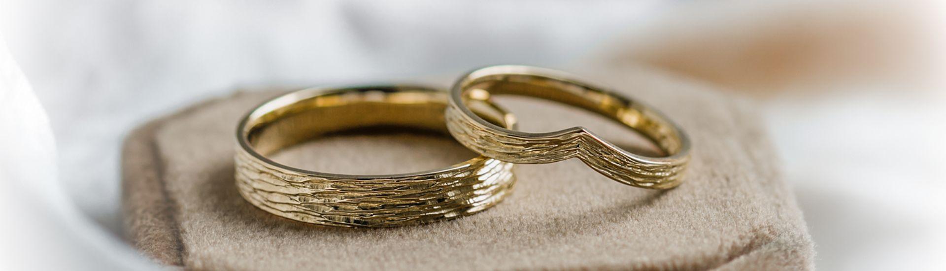 Netradiční snubní prsteny pro páry, které se chtějí lišit od ostatních