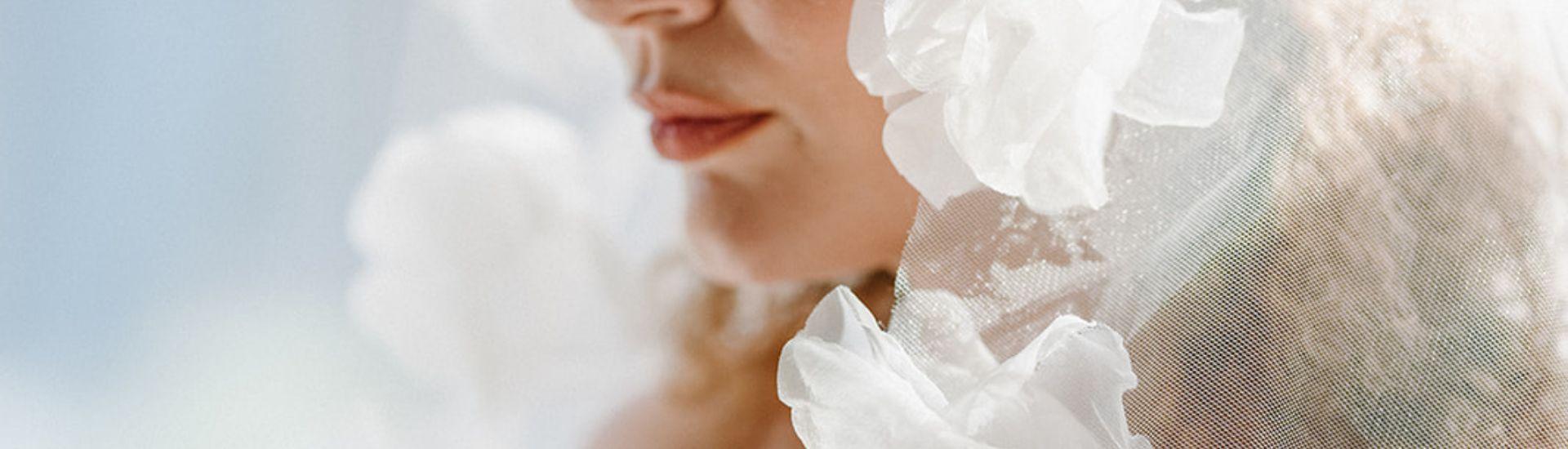 Barva roku 2026 a šperky s drahokamy v trendy odstínech