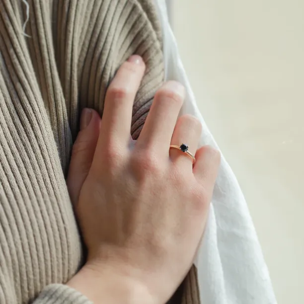 Zásnubní prsten s černým diamantem FLORA Image