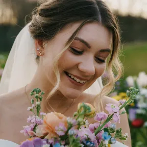 Minimalistické zlaté náušnice vlnky MIGNON Thumbnail