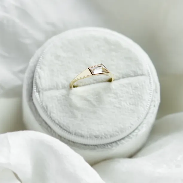 Zlatý atypický prsten s asymetrickým růžovým safírem EDITH Image