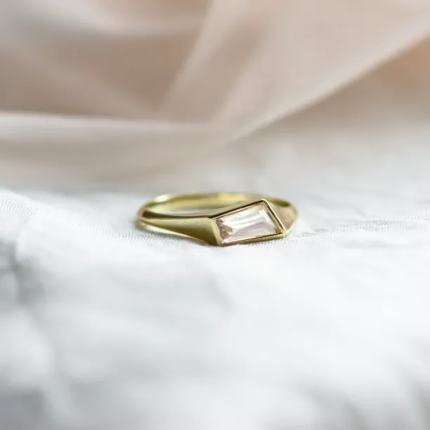 Zlatý atypický prsten s asymetrickým růžovým safírem EDITH Image