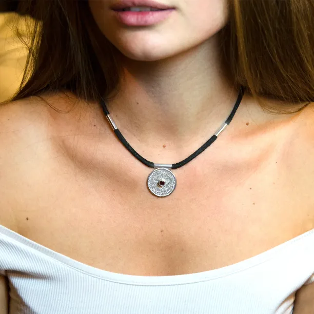 Jedinečný náhrdelník ve stylu mayského kalendáře s českým granátem Image