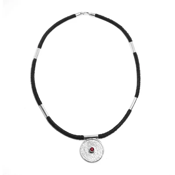 Jedinečný náhrdelník ve stylu mayského kalendáře s českým granátem Image