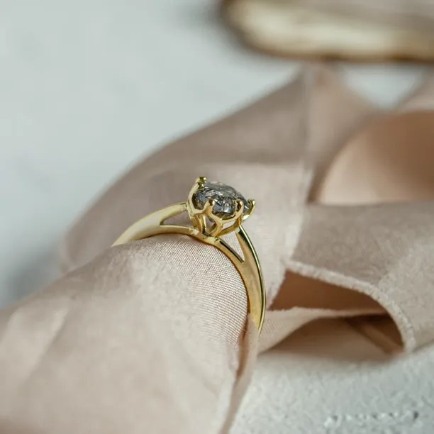Gold ring with pear quartz OLLY Image