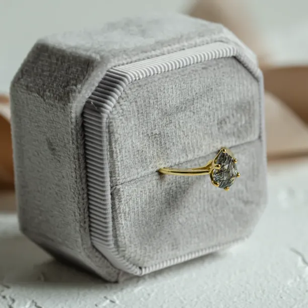 Gold ring with pear quartz OLLY Image