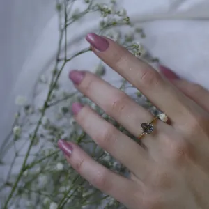 Gold ring with pear quartz OLLY Thumbnail