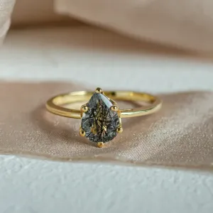 Gold ring with pear quartz OLLY